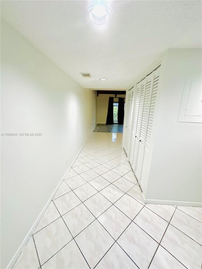 Building Photo - 33 Deer Creek Rd