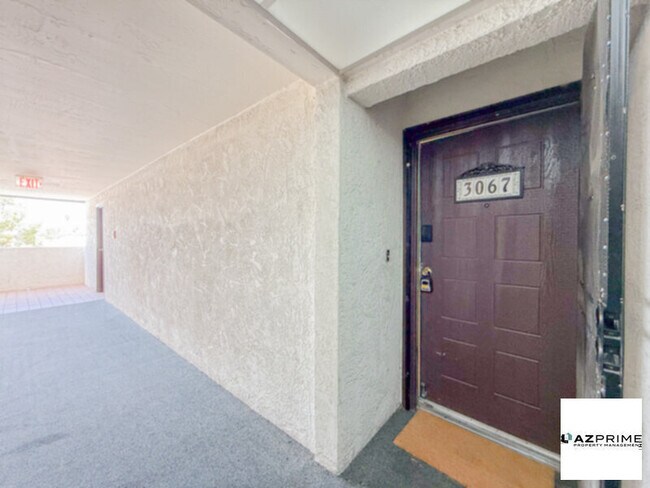 Building Photo - Stunning Fully-Furnished 2/2 Glendale Cond...