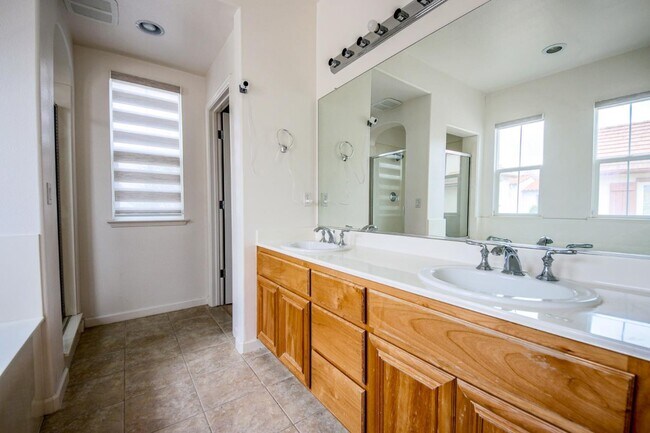 Building Photo - 3323 Bastille Ct