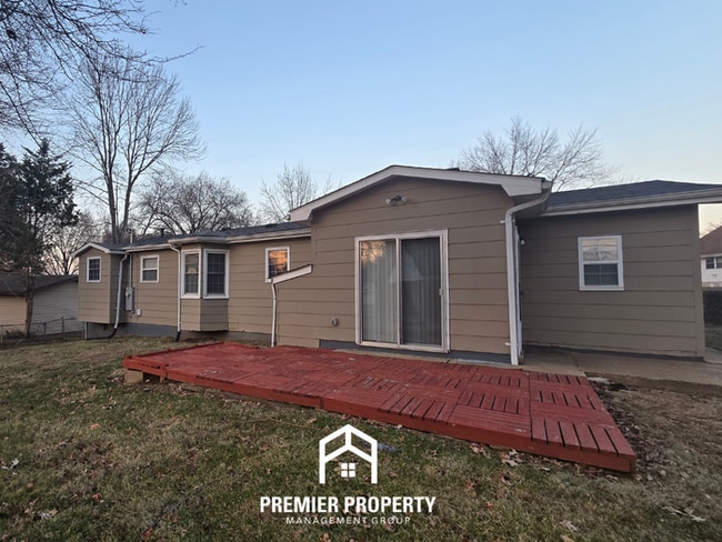 Building Photo - 3BR/1.5BA Florissant Home w/ 2-Car Garage, Fireplace & Fenced Yard - 63033