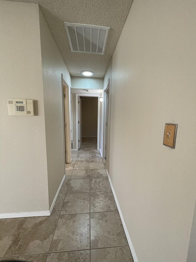 Building Photo - 5432 Thornridge Cir
