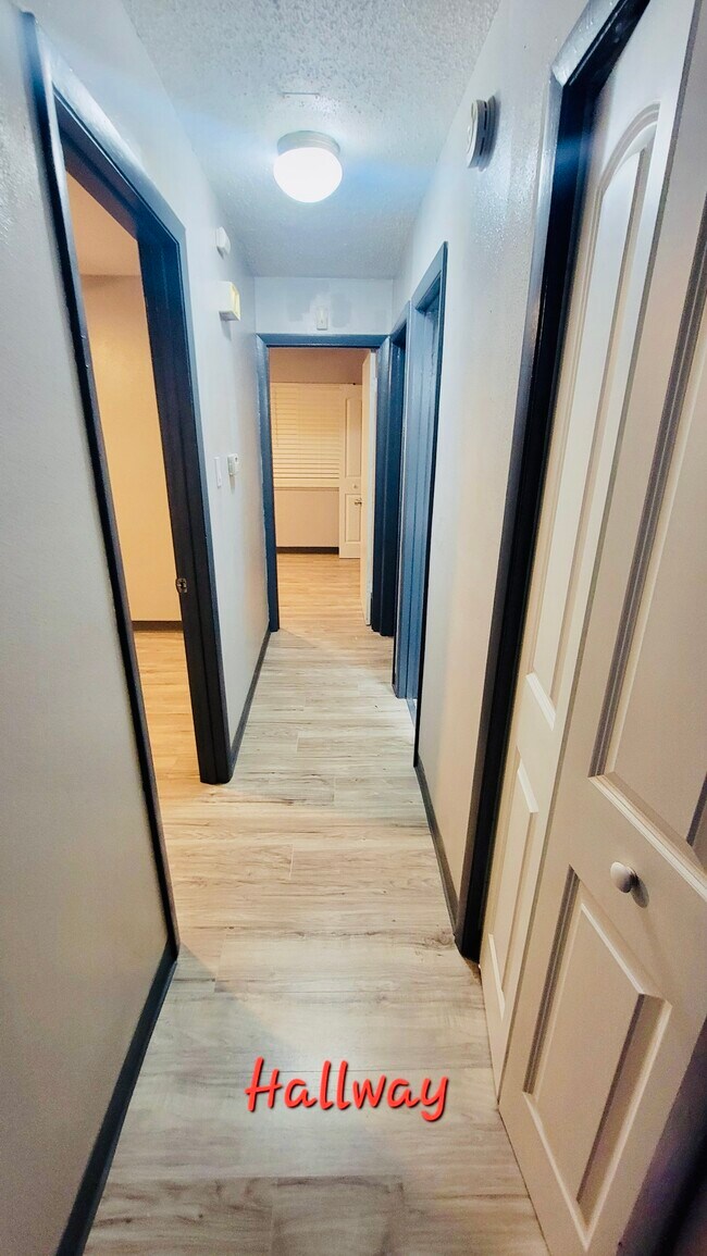 Building Photo - 3 Utica Ln