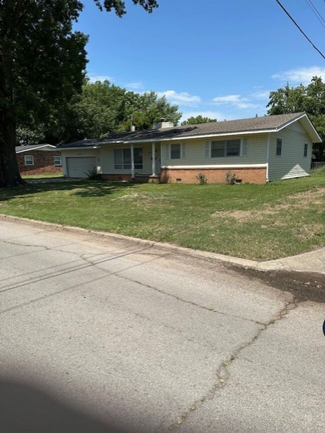 Building Photo - Charming 3 bed, 2 bath, 2 car garage in well established neighborhood.