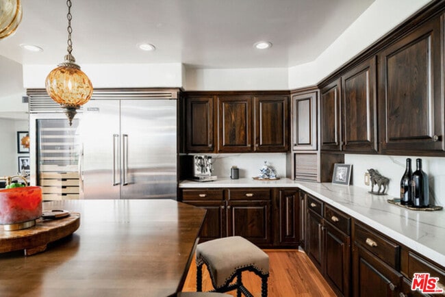 Building Photo - 3351 N Knoll Dr