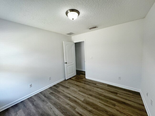 Building Photo - 3BR/2.5BA Paloma Townhome. Bright & Comfortable!