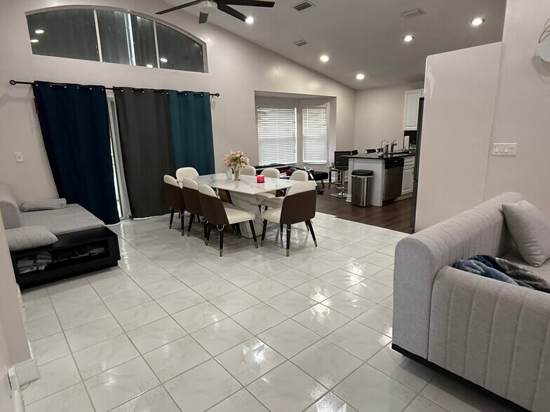 Dining - 7927 Manor Forest Blvd