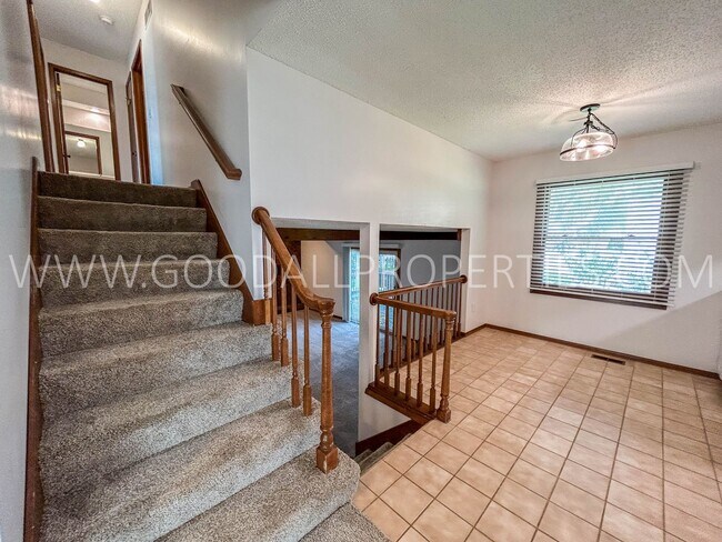 Building Photo - 3 Bedroom, 3 bath Home in West Des Moines!!