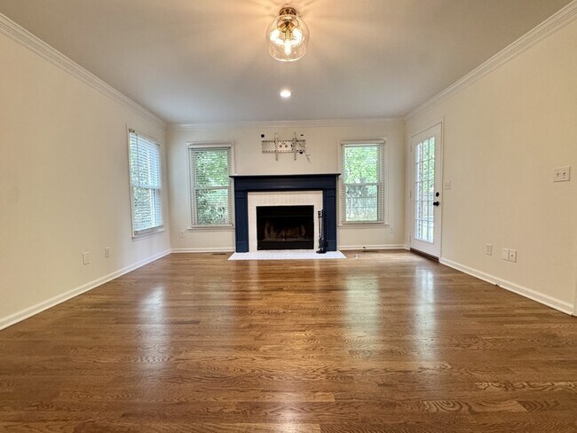 Building Photo - 1370 Buckingham Cir