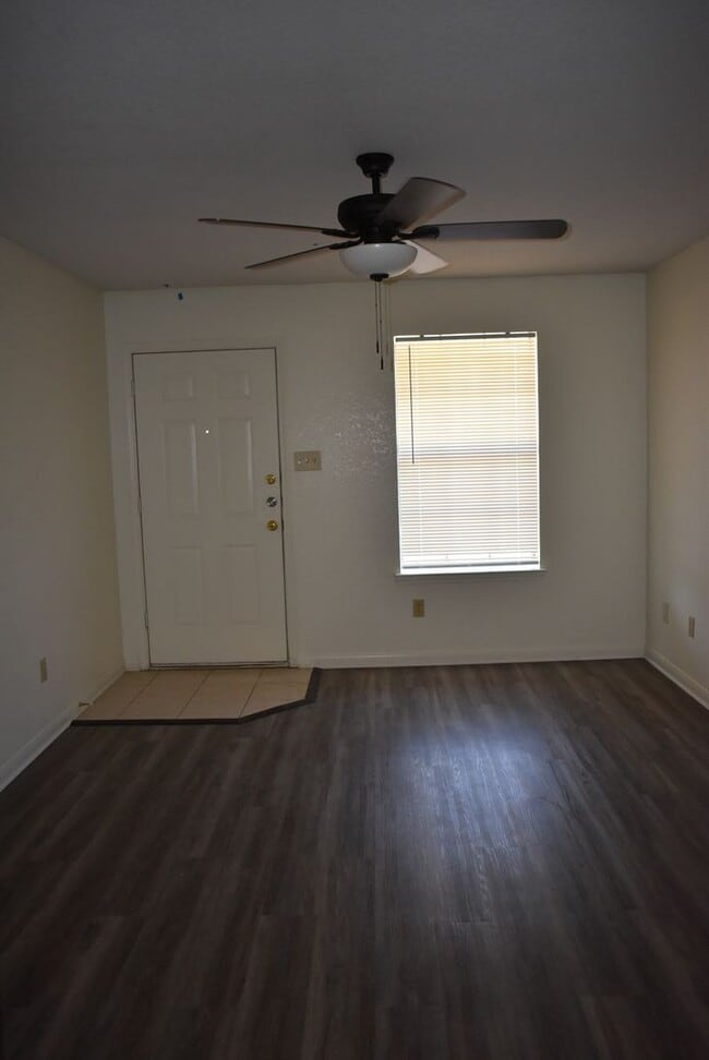 Building Photo - 907 Crymes Ln