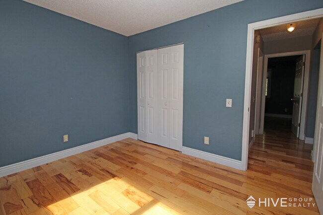 Building Photo - Bright and Spacious Home with a Fantastic ...