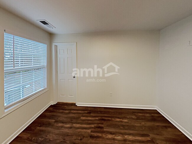 Building Photo - 433 Long Branch Way