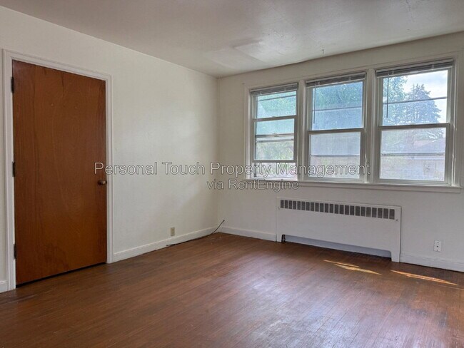 Building Photo - 517 12th Ave N