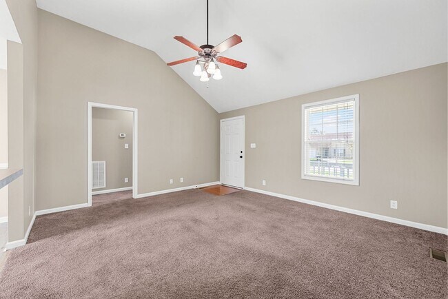 Building Photo - 3 Bedroom Pet Friendly Home For Rent Close...