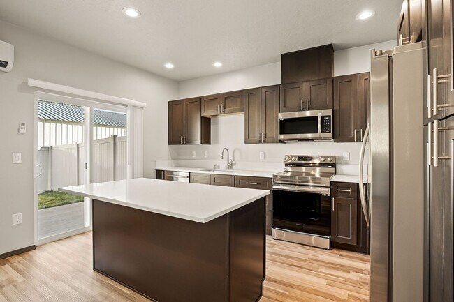 Building Photo - Modern Valley Town Home!