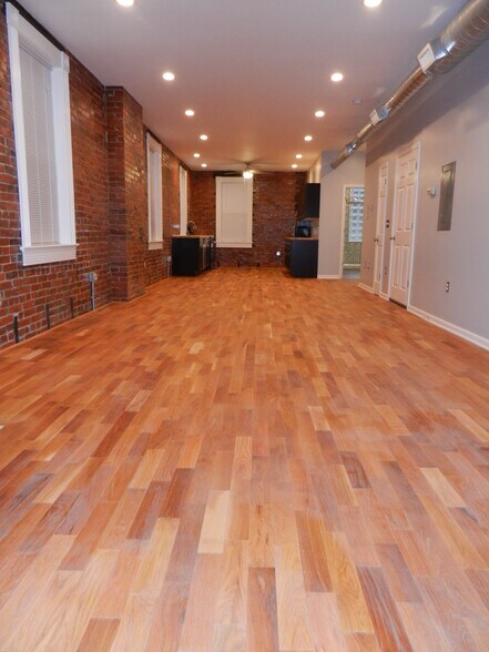 white oak hardwood floor - 657 Evergreen Rd