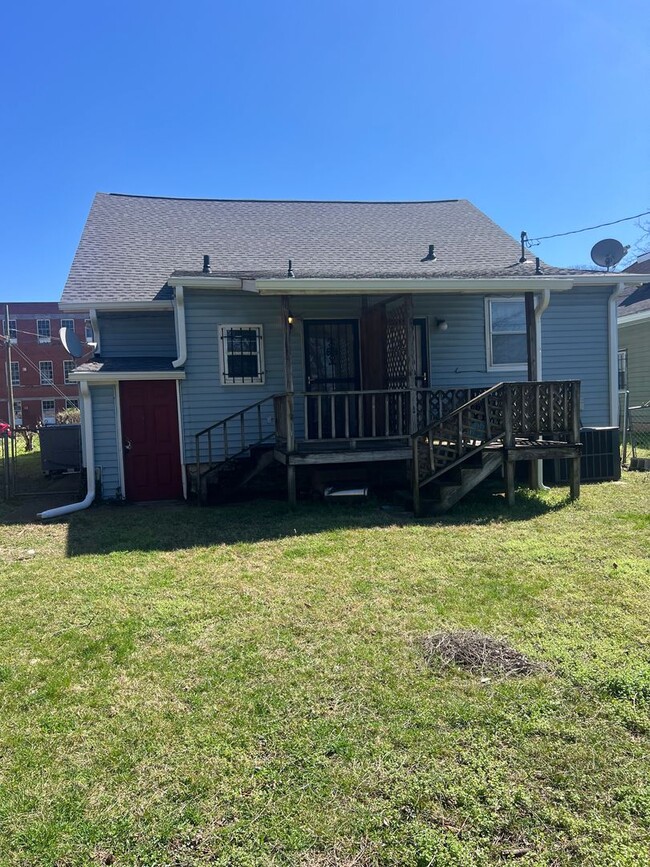 Building Photo - 1 month free with 13 month lease- East Nas...
