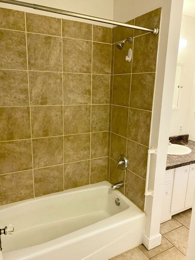 Building Photo - 1 bedroom home w/ fenced in yard