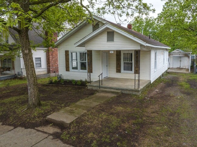 Building Photo - Freshly Updated 2 Bedroom House