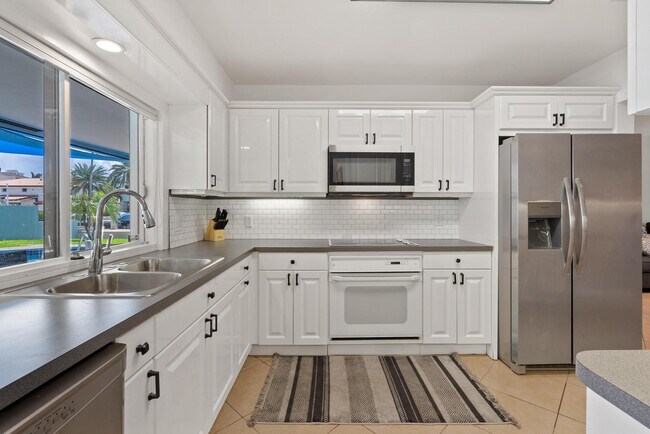 Building Photo - 3080 NE 43rd St