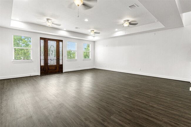 Building Photo - 2204 Hoskins Dr