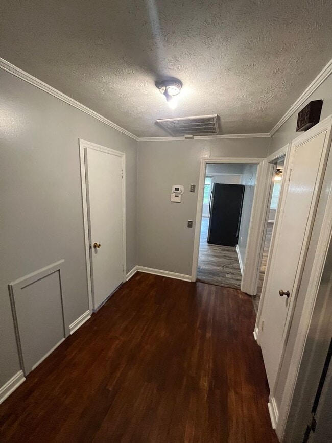 Building Photo - 3 Bed/2 Bath Home