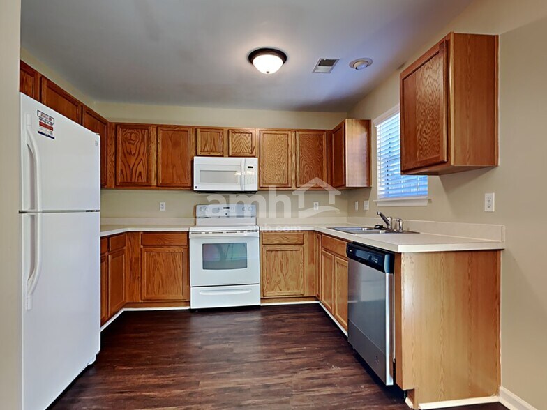 Building Photo - 9001 Greenbriar Dr