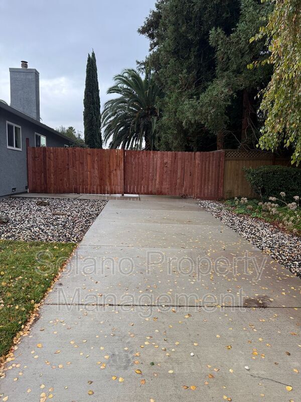 Building Photo - 921 Hickory Ave