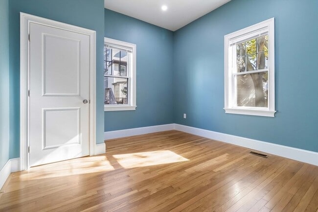 Building Photo - 51 Mansfield St