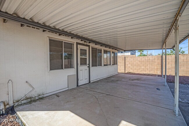 Building Photo - 110 W Del Rio Dr