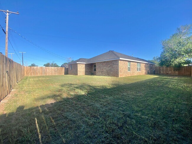 Building Photo - Great brick home near Texas Tech University