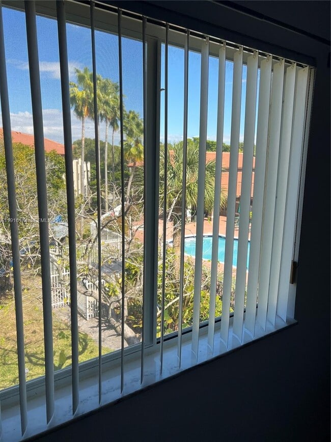 Building Photo - 460 S Park Rd