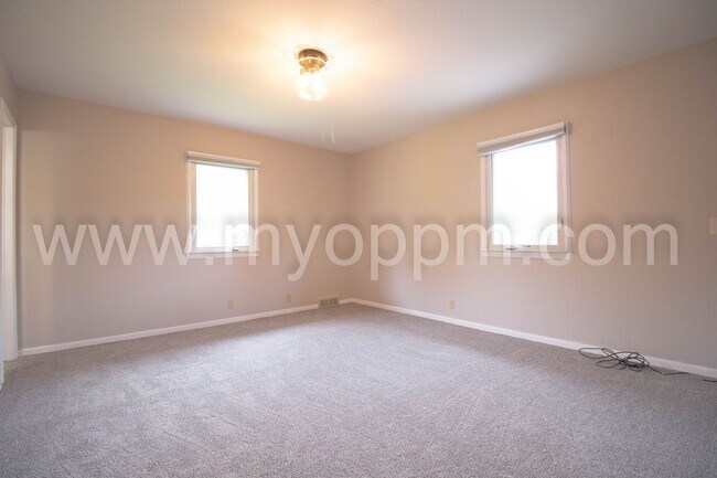 Building Photo - UPDATED 4bedroom Ranch Home!