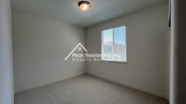 Building Photo - Still looks new. 4-bedroom home in North N...