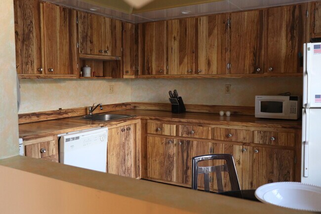 Building Photo - 87 Capri B