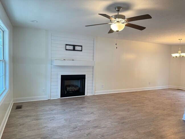 Building Photo - Move in Special! Beautiful Home Built in 2021! Open Floor Plan with 4bed/2.5 Bath and Fenced yard!
