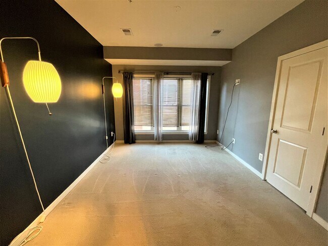 Building Photo - Lovely 3 BR/3.5 BA Townhome in Brookline!