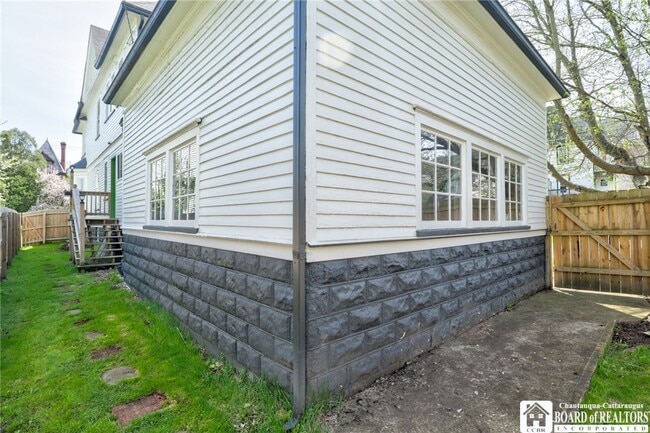 Building Photo - 98 Forest Ave