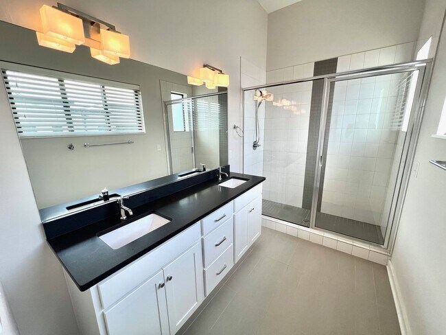 Building Photo - 3 bed/3 bath with Attached 2 Car Garage in East Nashville