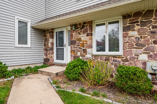 Building Photo - 302 Pinebrooke Cir