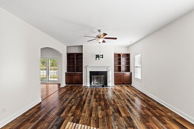 Building Photo - Large 5 bedroom home- don't miss this one!