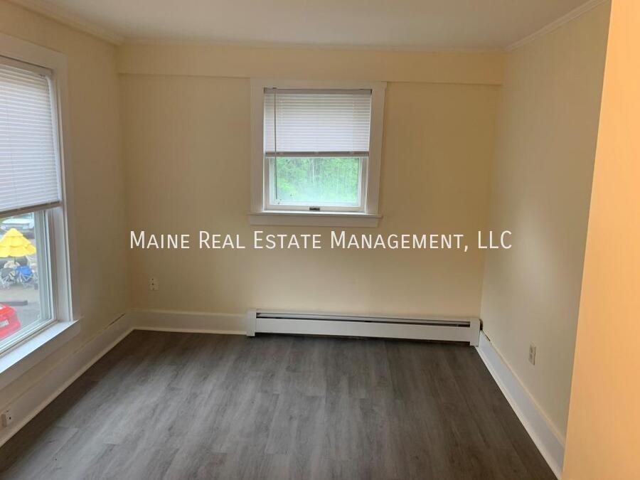 Building Photo - 558 S Main St