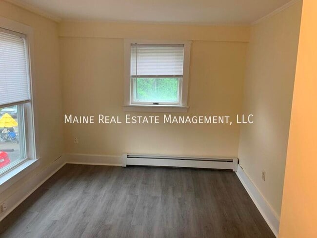 Building Photo - 558 S Main St
