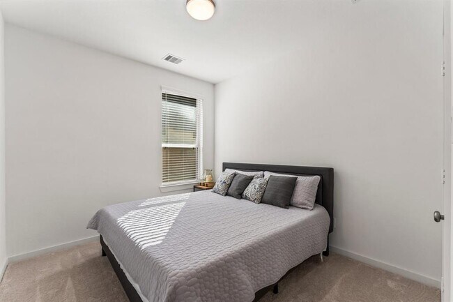 Building Photo - 15823 Bird of Paradise Dr