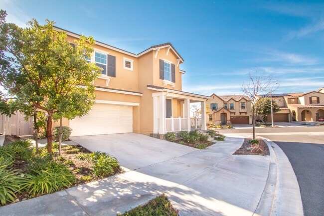 Building Photo - 4 Bed / 2.5 Bath Home with Premium Panoram...