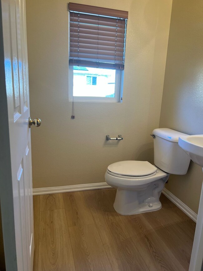 Building Photo - Eastlake Beauty 3 bedroom, 2.5 Bath