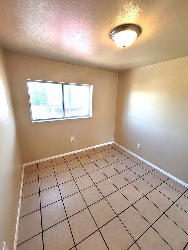 Building Photo - Large 4bd/2bth Unit in Logan Heights with ...