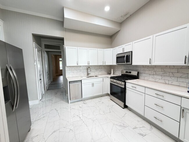 Building Photo - Huge 4 Bed and 2.5 Bath Home!