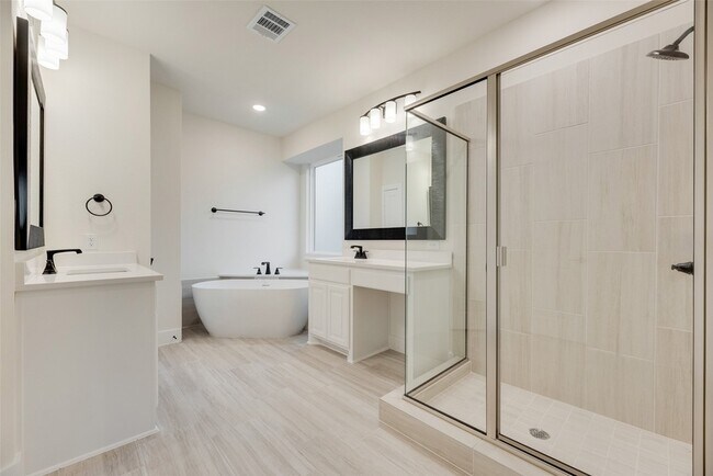 Building Photo - 9013 Wyndemere Ln