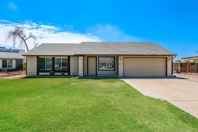 Primary Photo - 811 E Hillview Cir