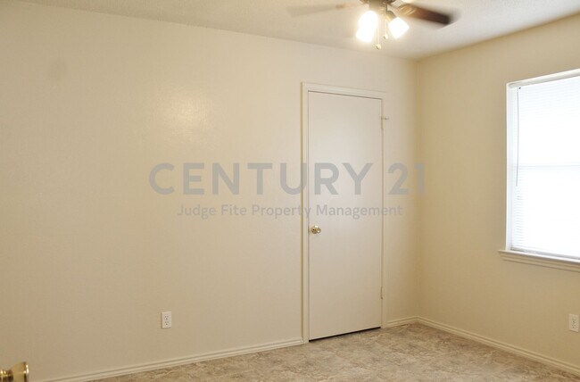 Building Photo - Adorable 2/1 Duplex in Weatherford For Rent!